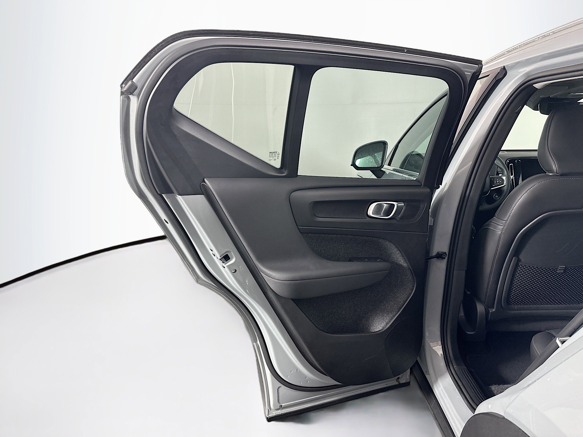 Used 2025 Volvo XC40 B5 Plus image 27