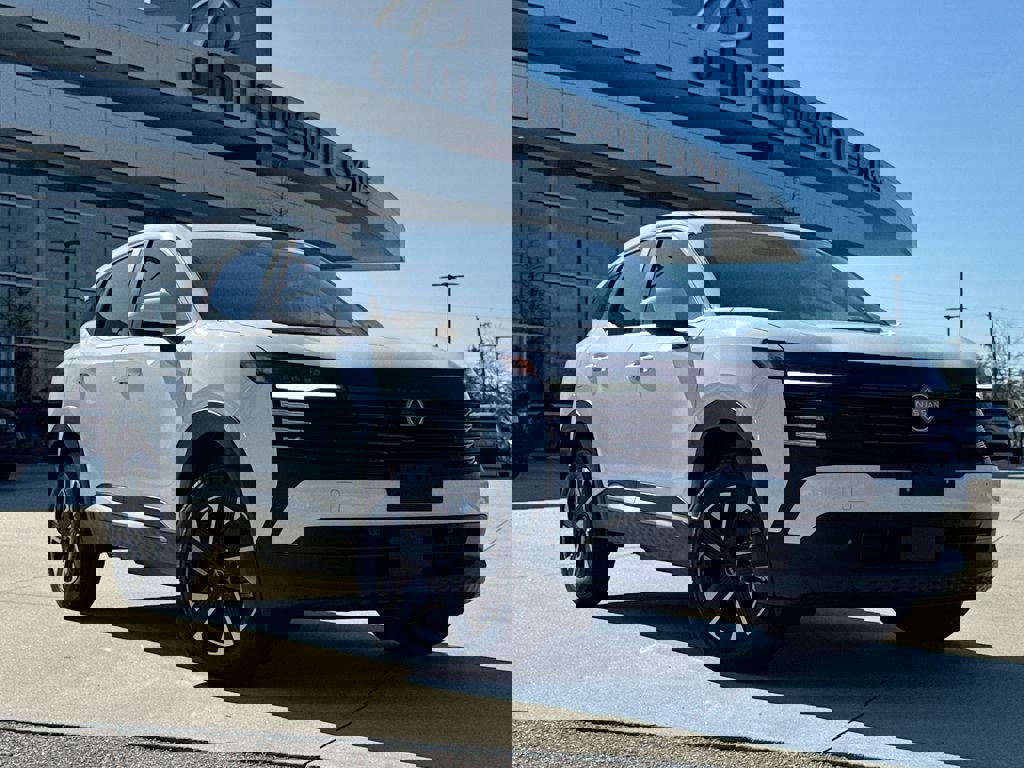 Used 2025 Nissan Kicks SV image 2