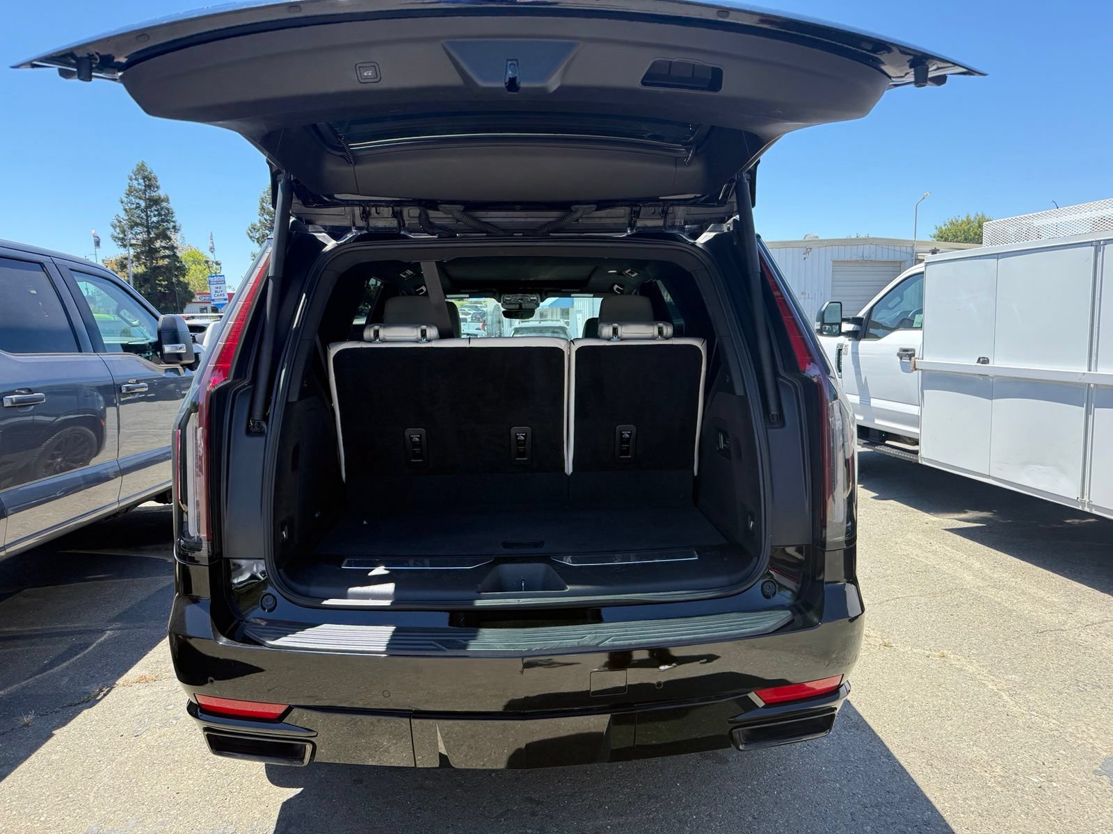 Used 2023 Cadillac Escalade Sport w/ LPO, ONYX Package AWD/4WD image 6