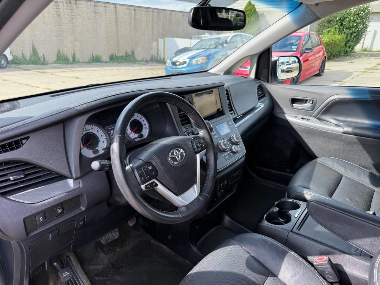 Used 2017 Toyota Sienna SE Premium image 6