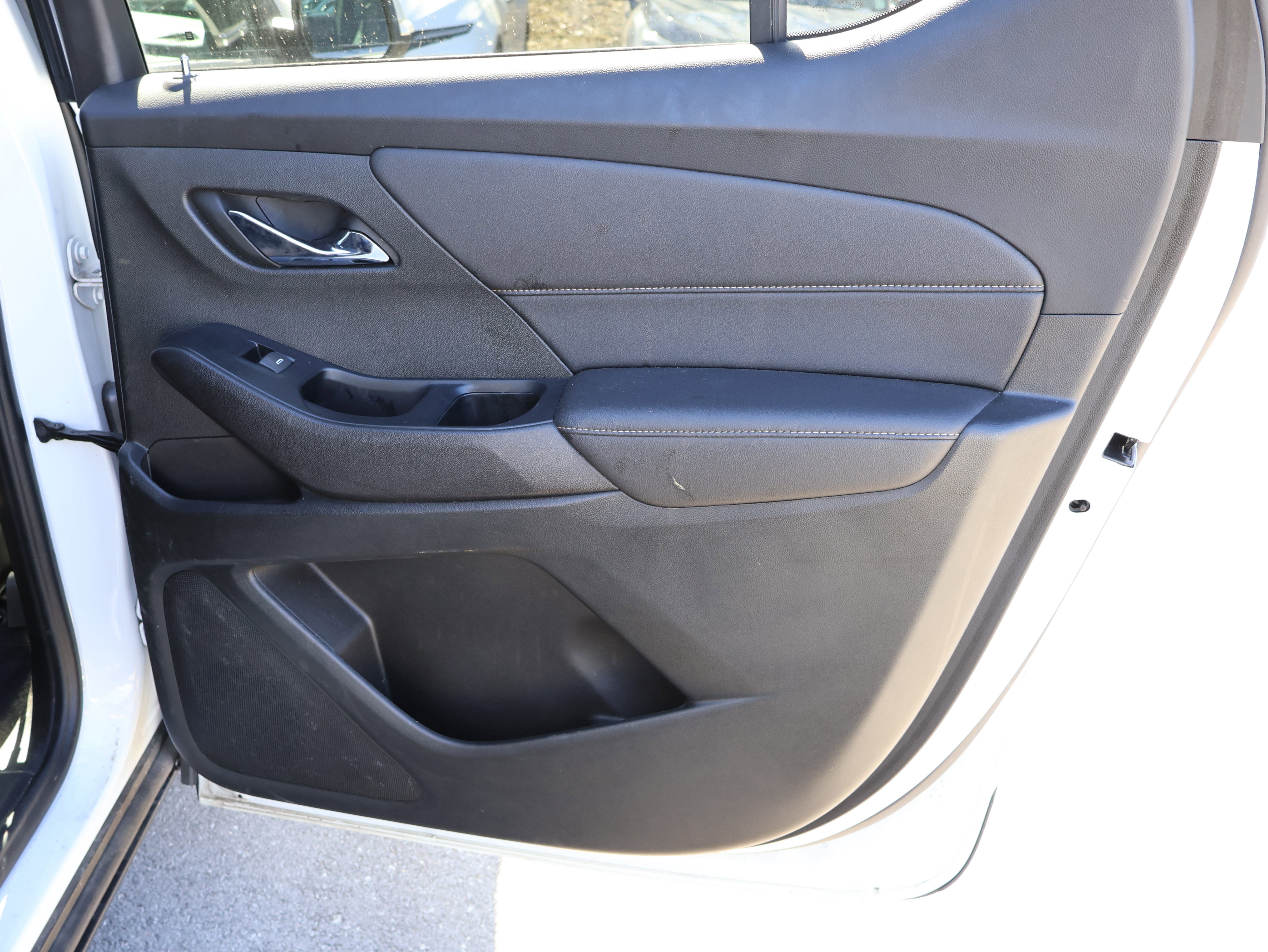 Used 2023 Chevrolet Traverse LT image 12