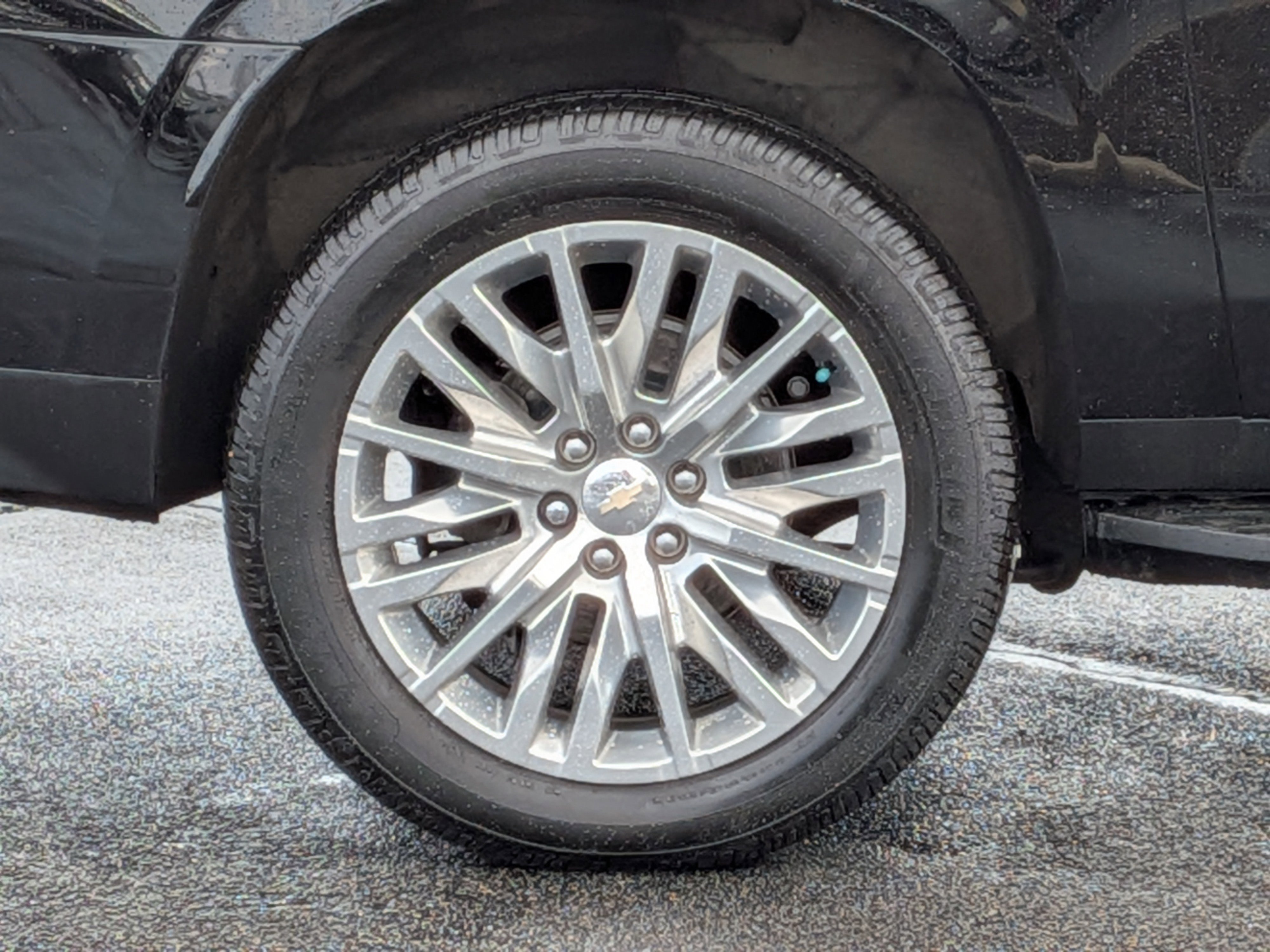 Used 2024 Chevrolet Suburban LT w/ Luxury Package image 9