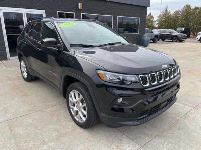 Used 2023 Jeep Compass Latitude image 1