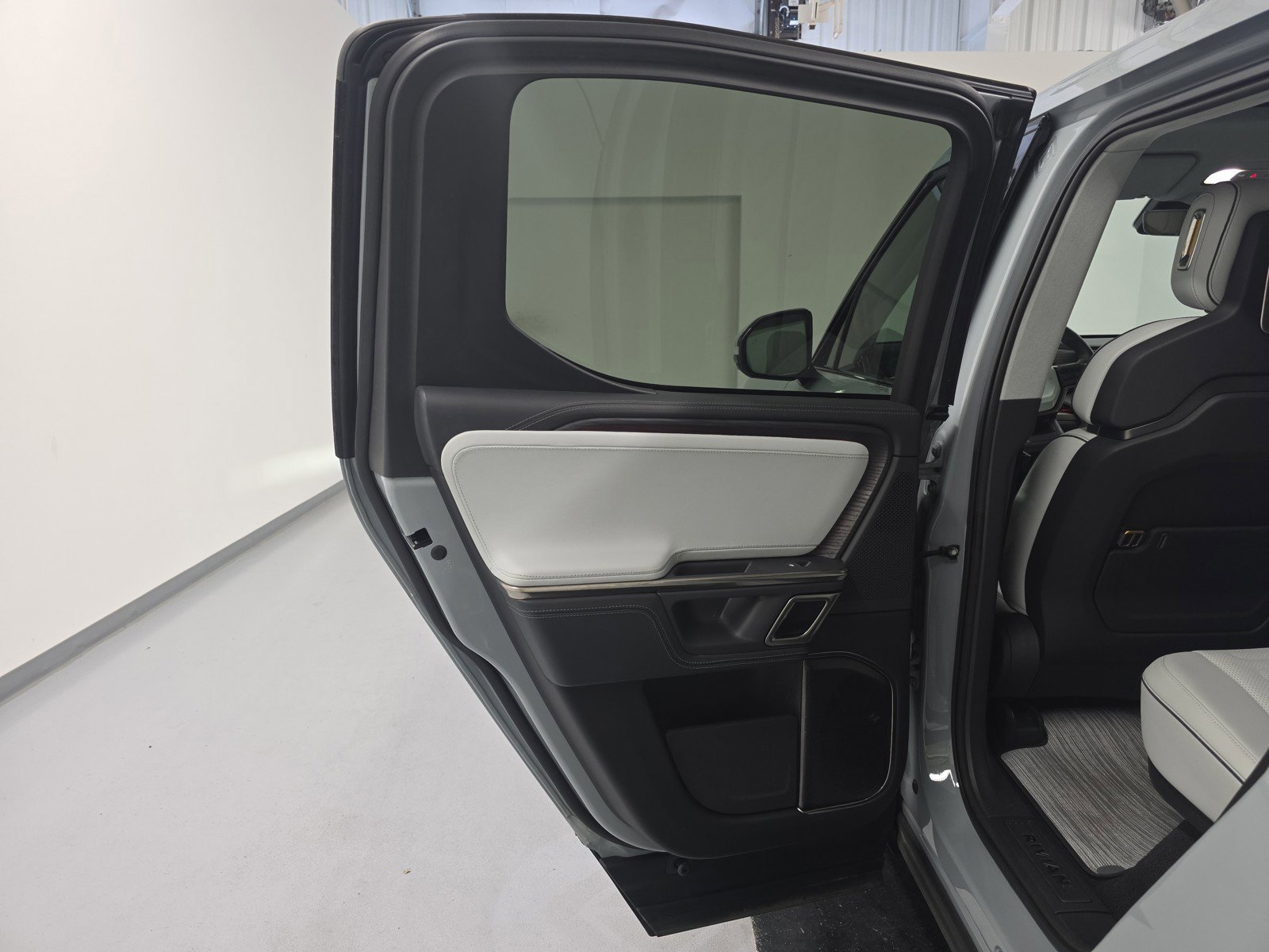 Used 2023 Rivian R1T Adventure AWD/4WD image 17