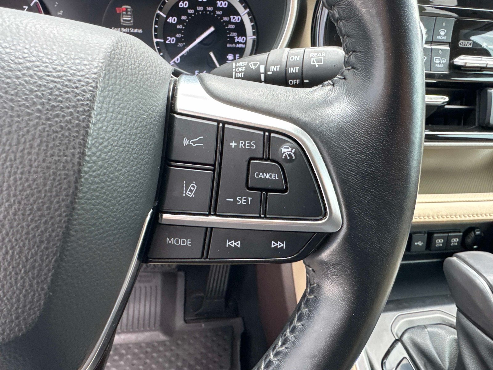 Used 2021 Toyota Highlander XLE AWD/4WD image 30