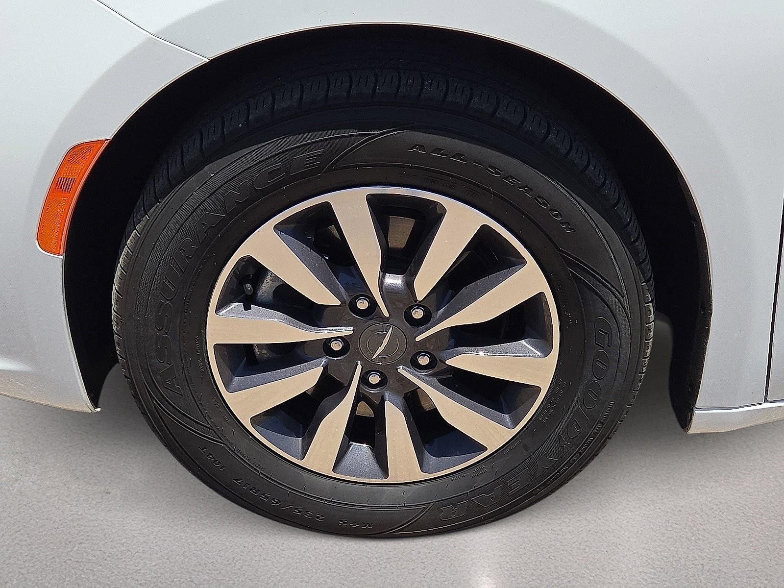 Used 2024 Chrysler Pacifica Limited FWD image 11