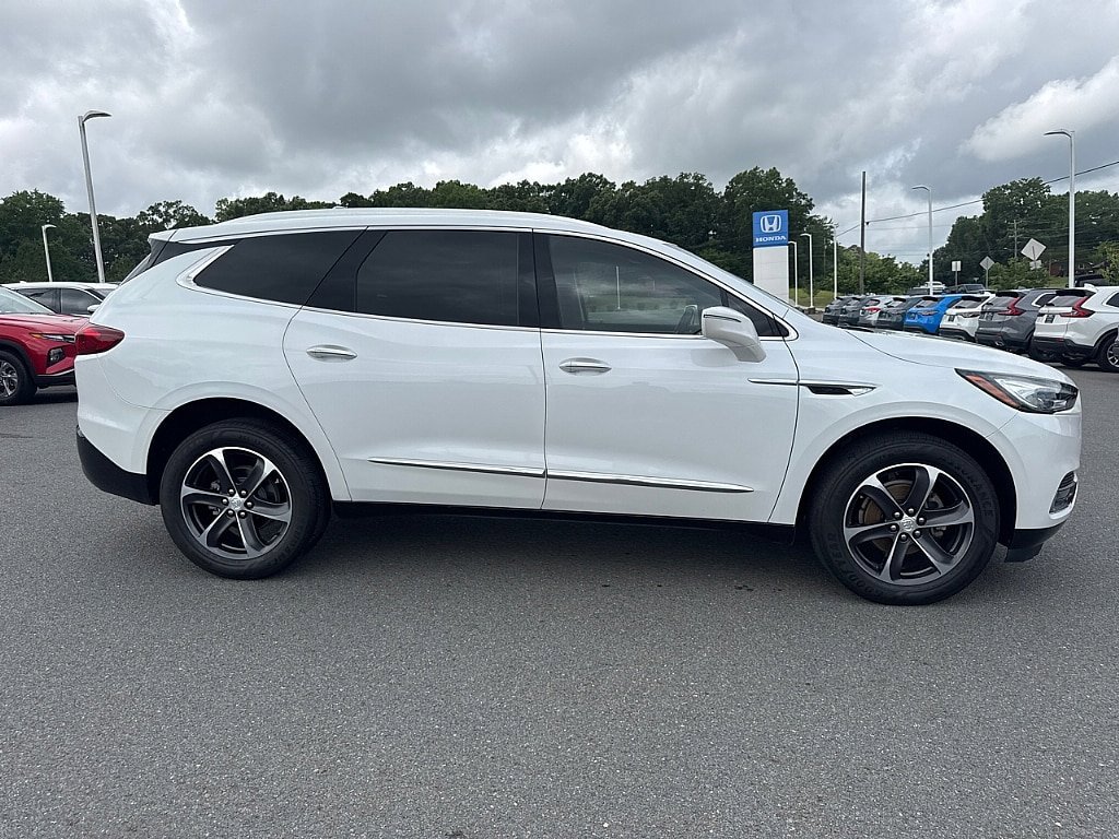 Used 2020 Buick Enclave Essence w/ Sport Touring Edition FWD image 2