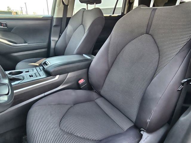 Used 2022 Toyota Highlander LE image 19