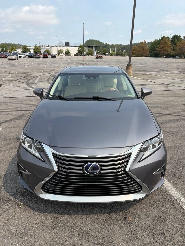 Used 2016 Lexus ES 300h w/ Luxury Package w/Wood Trim FWD image 2
