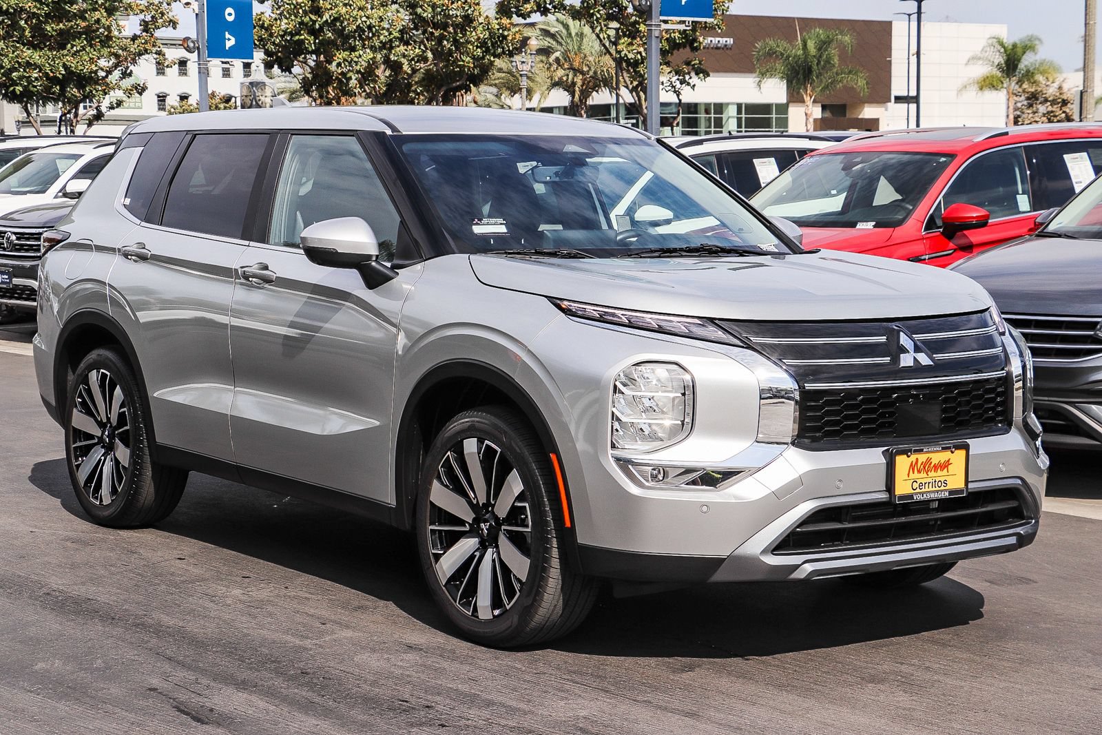Used 2025 Mitsubishi Outlander SE FWD image 3
