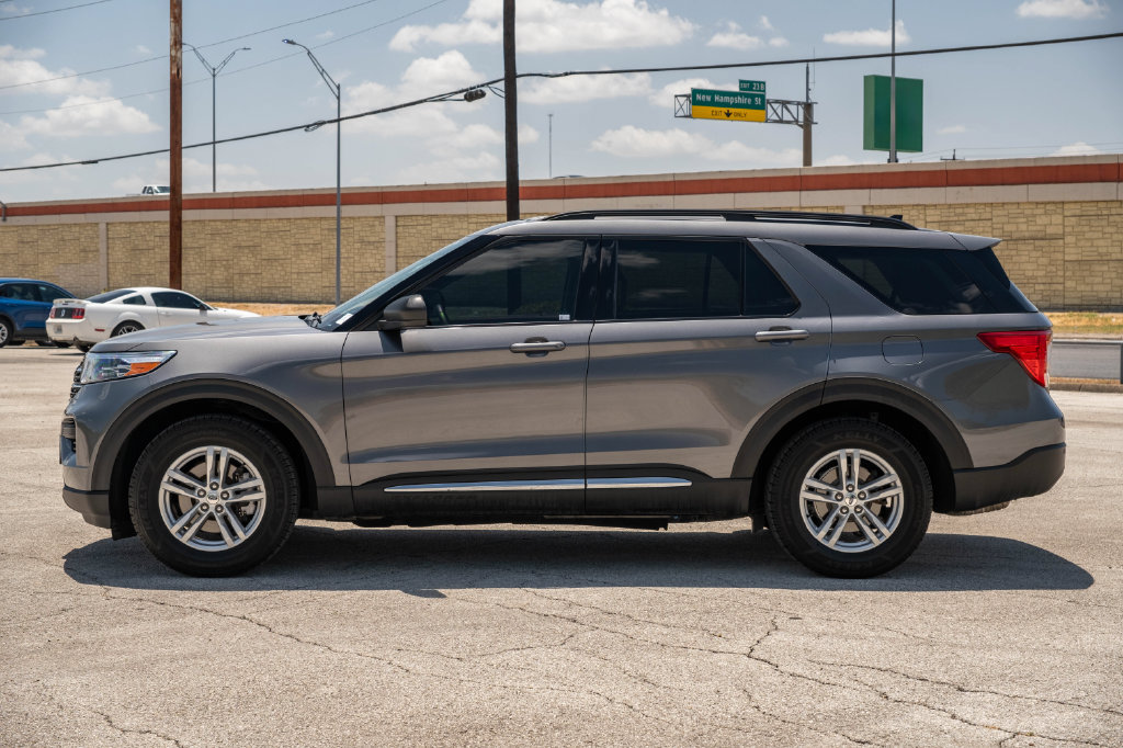 Certified 2023 Ford Explorer XLT RWD image 5