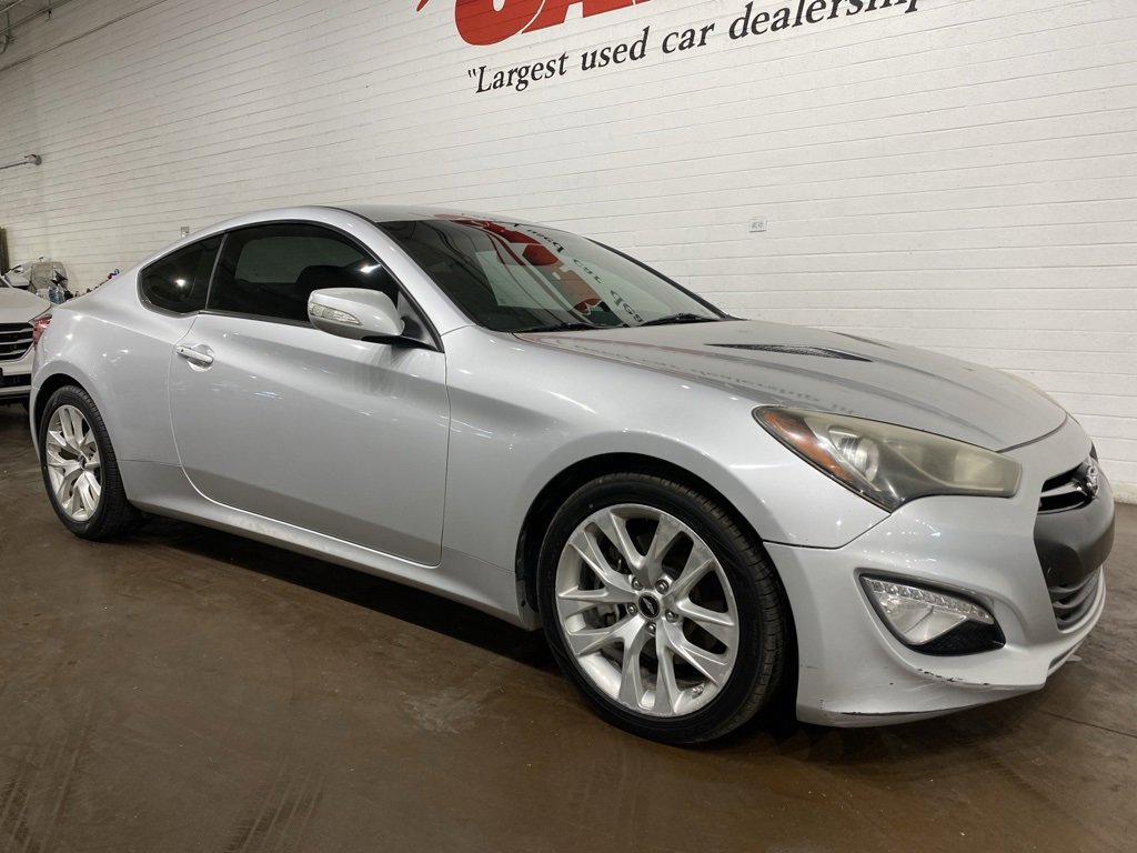 Used 2015 Hyundai Genesis 3.8 image 2