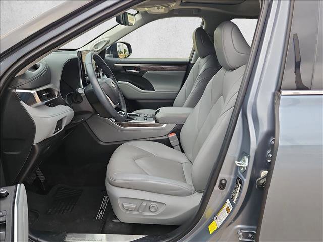 Used 2023 Toyota Highlander Limited FWD image 16