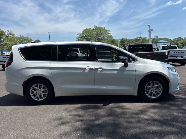 New 2026 Chrysler Pacifica Select FWD image 2