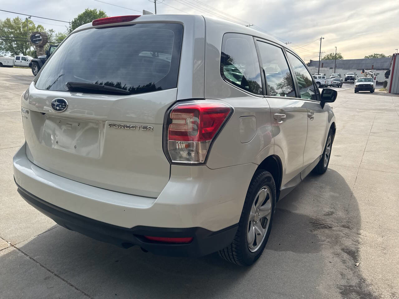 Used 2017 Subaru Forester 2.5i AWD/4WD image 5