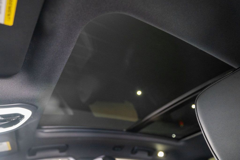 Certified 2025 Porsche Macan AWD/4WD image 22
