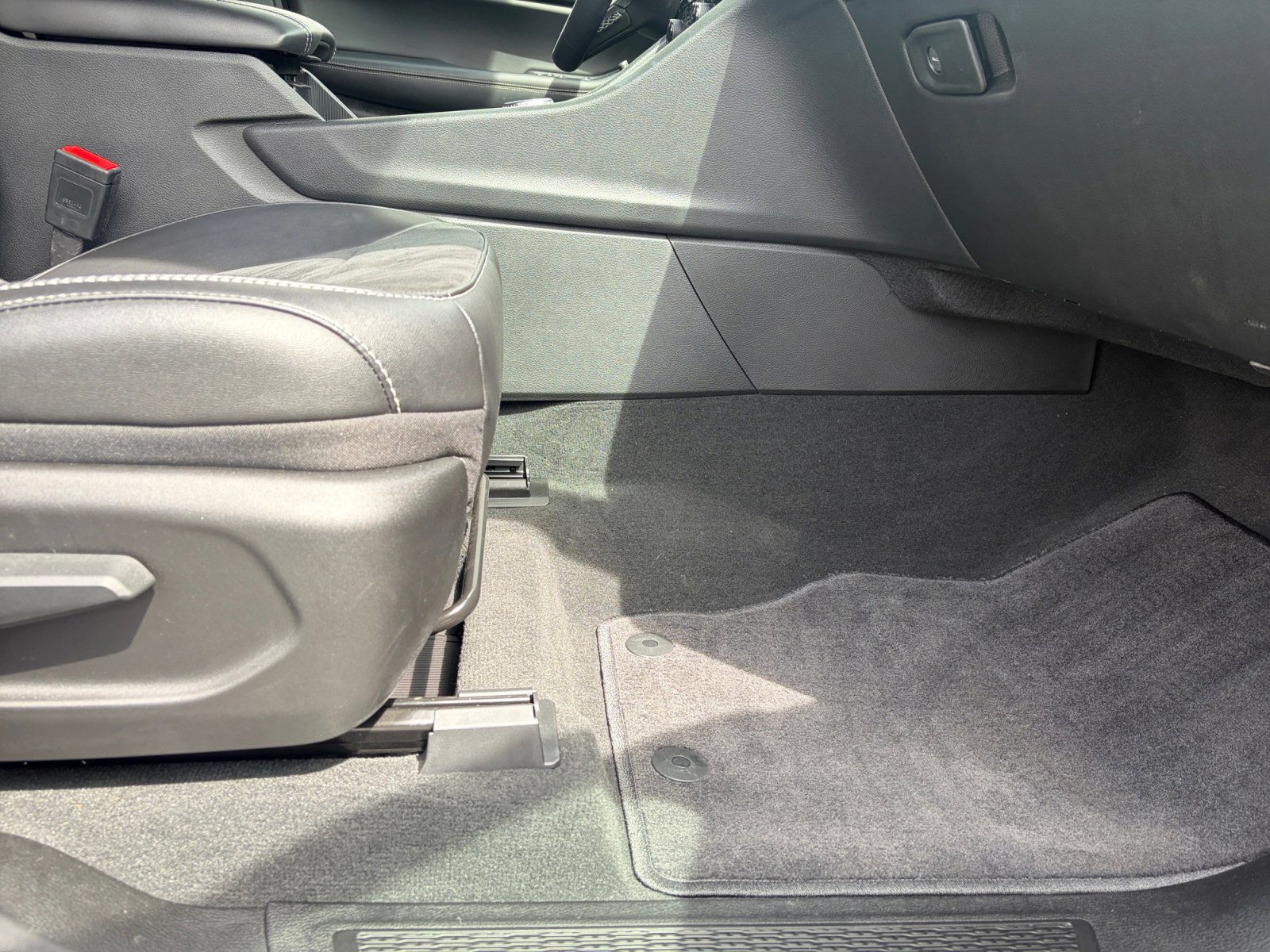 Used 2025 Jeep Grand Cherokee Altitude image 30