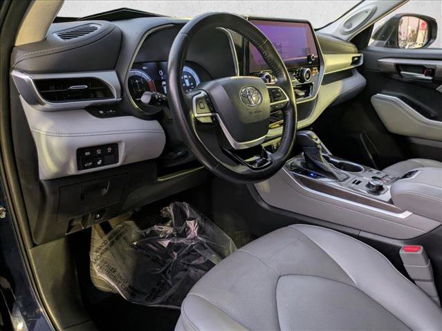 Used 2023 Toyota Highlander Platinum image 10