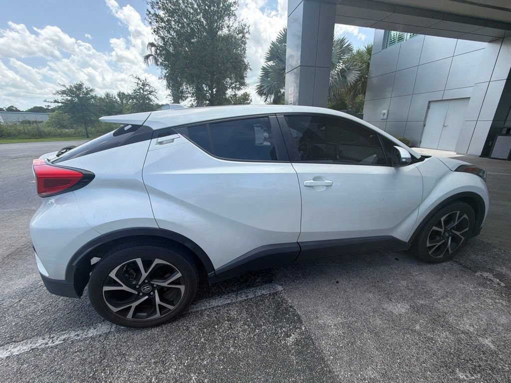 Used 2019 Toyota C-HR XLE FWD image 3