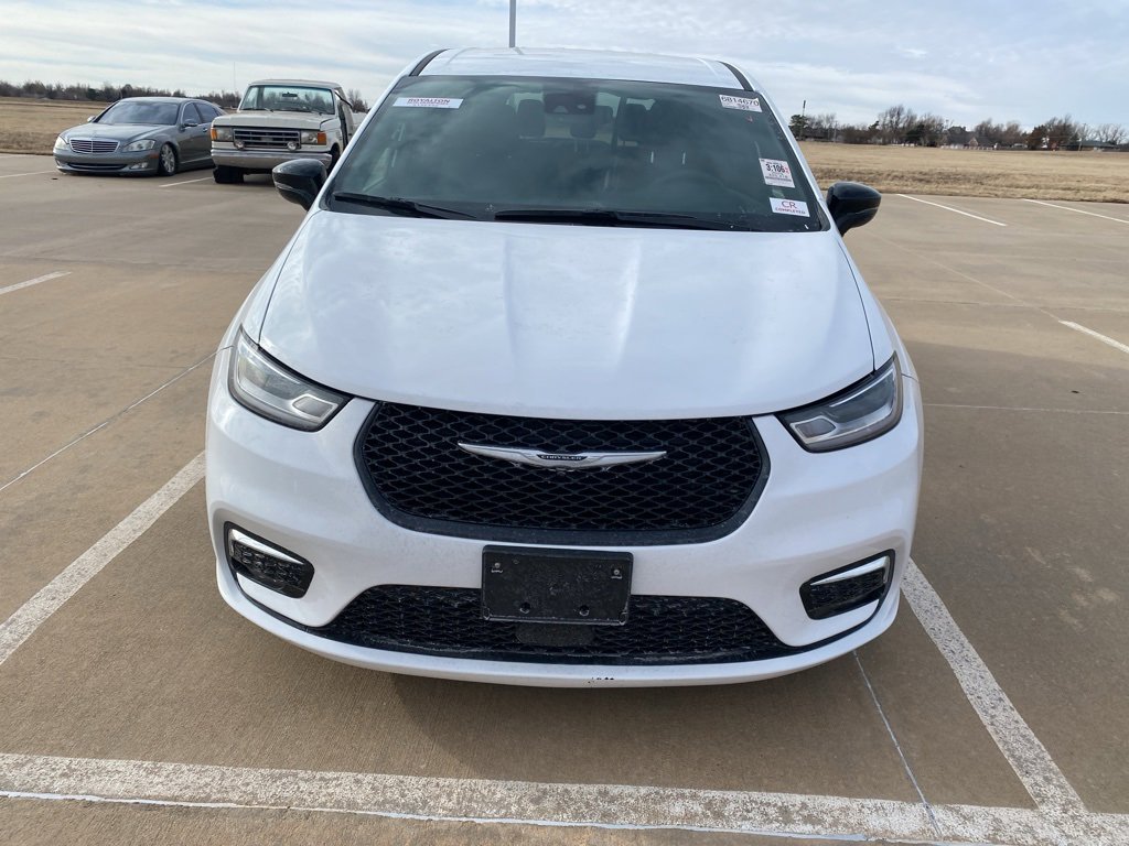 Used 2025 Chrysler Pacifica Select image 2