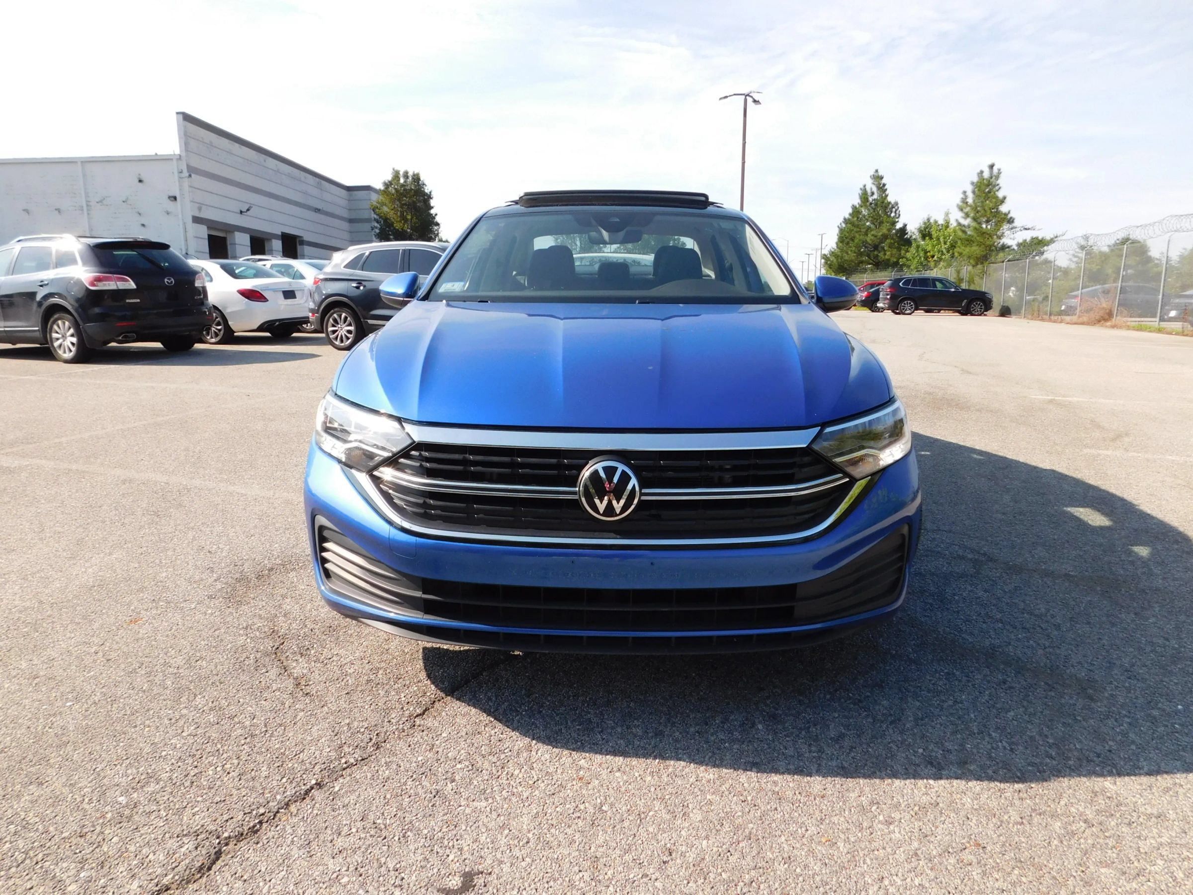 Used 2024 Volkswagen Jetta SE FWD image 3