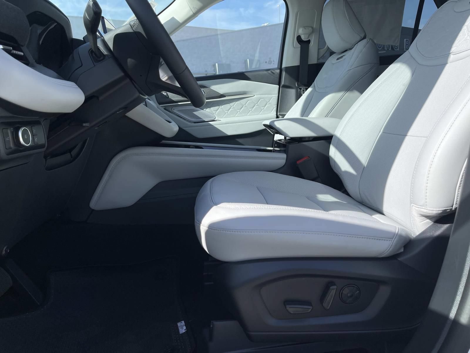 New 2026 Ford Explorer Platinum w/ LUX Leather Package AWD/4WD image 19
