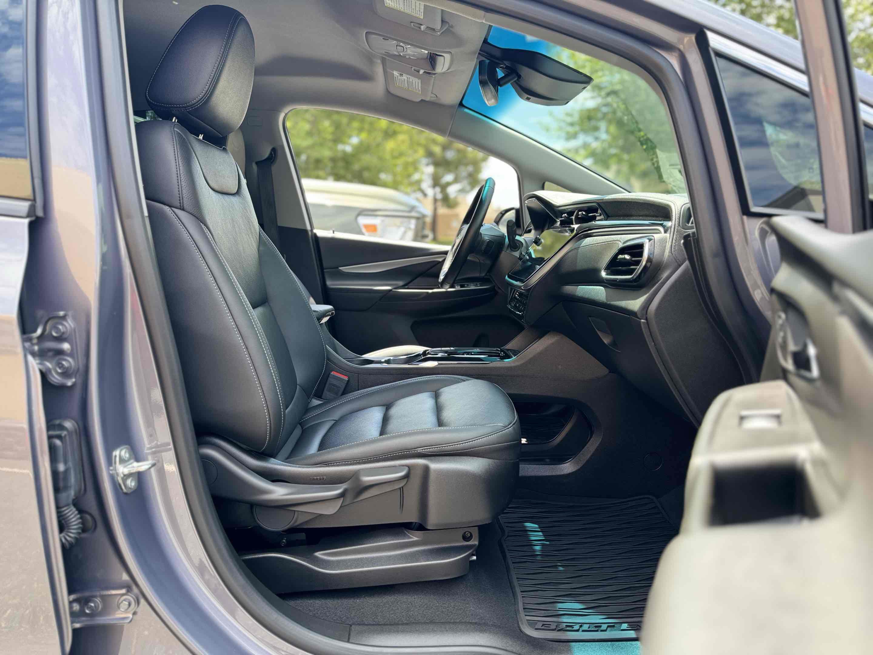 Used 2023 Chevrolet Bolt LT w/ Infotainment Package FWD image 16