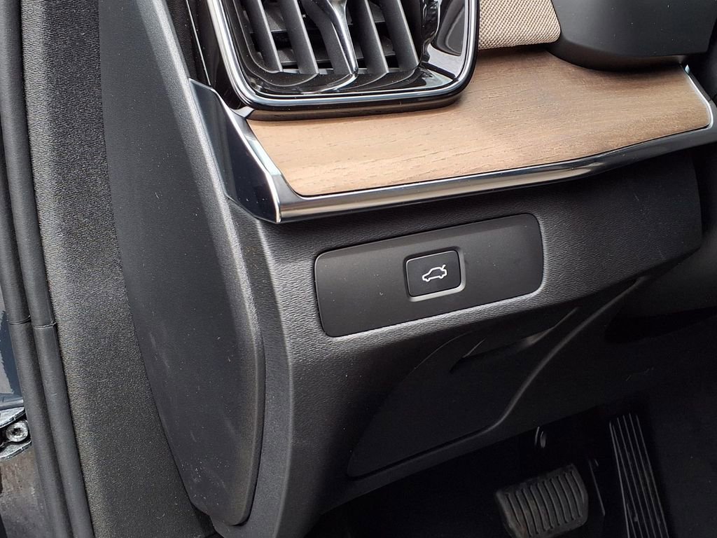 New 2026 Volvo XC90 B5 Plus w/ Protection Package AWD/4WD image 12