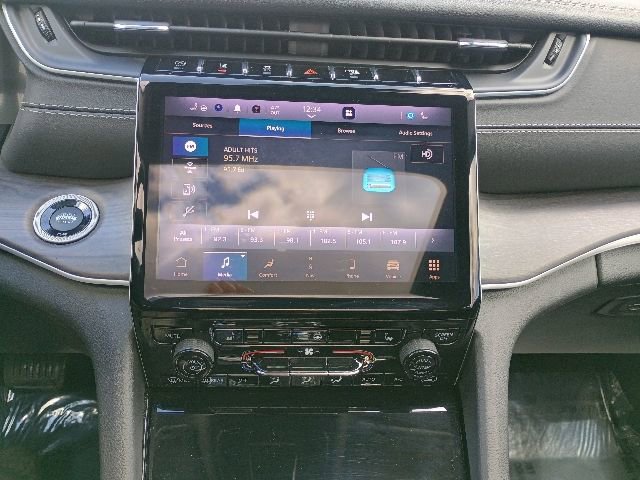 Used 2023 Jeep Grand Cherokee Limited w/ Black Appearance Package AWD/4WD image 31