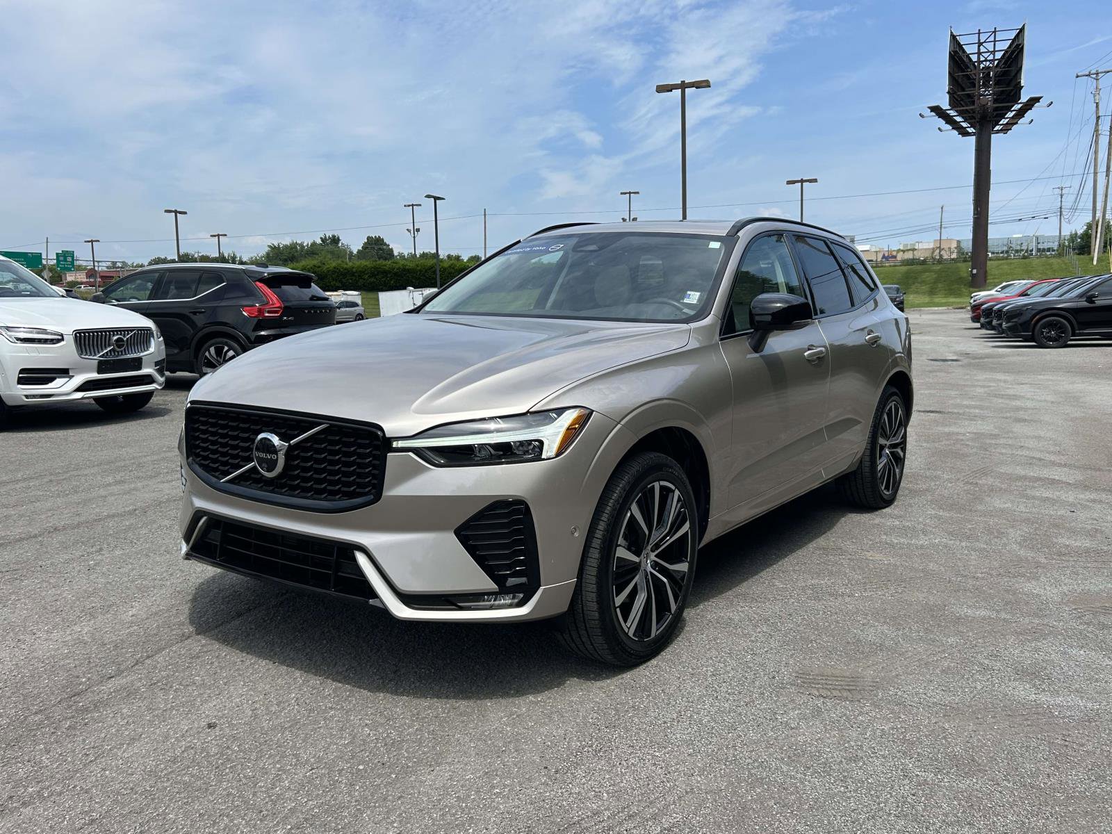 Certified 2025 Volvo XC60 B5 Plus AWD/4WD image 7