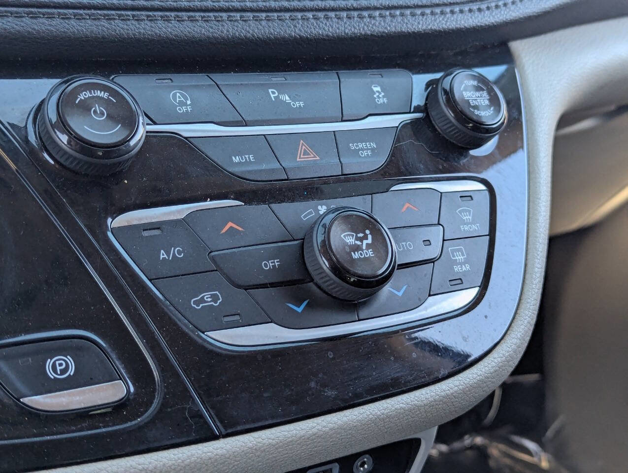 Used 2018 Chrysler Pacifica Limited image 31