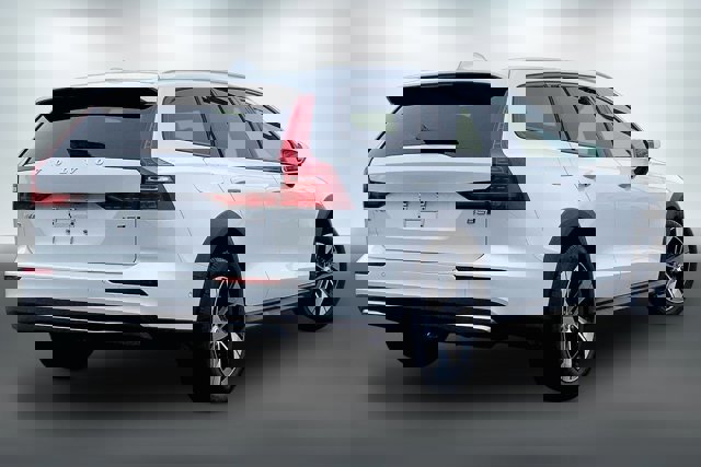 Used 2025 Volvo V60 B5 Cross Country Plus image 13