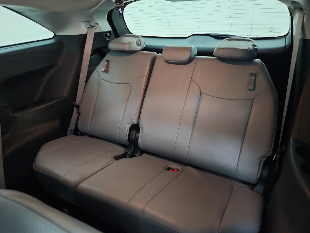 Used 2025 Toyota Sienna XLE FWD image 36