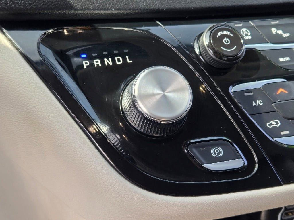 Used 2023 Chrysler Pacifica Touring-L FWD image 29