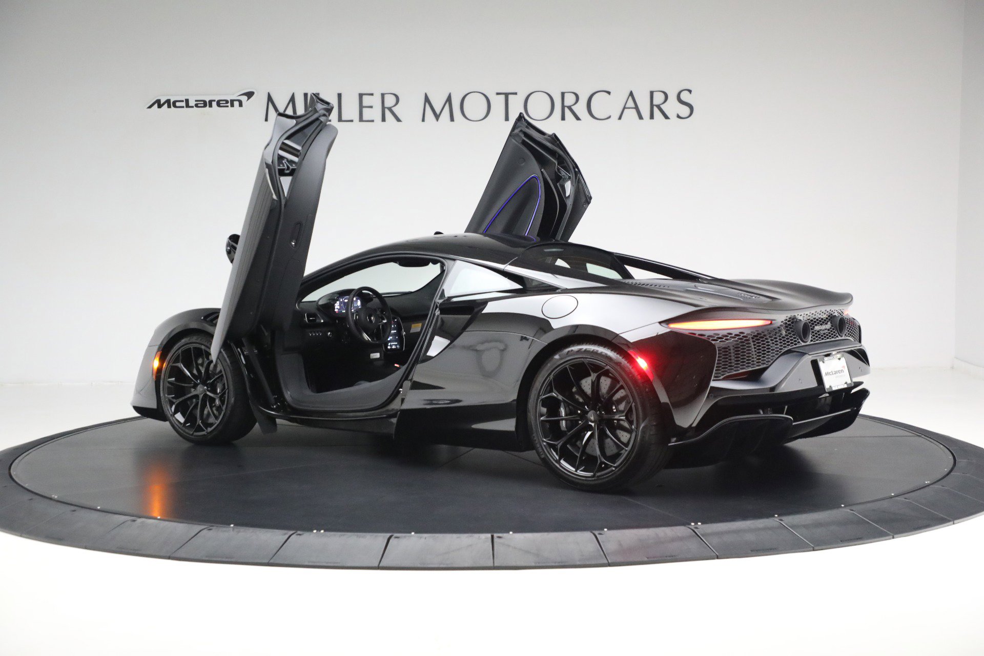 Used 2025 McLaren Artura image 15