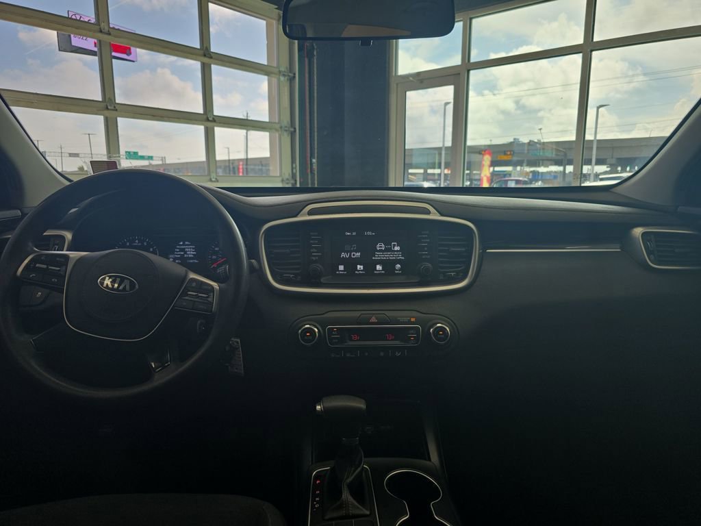 Used 2019 Kia Sorento LX image 16