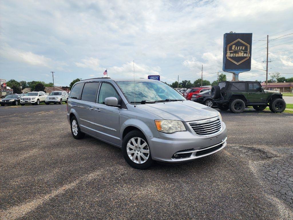 Used 2014 Chrysler Town & Country Touring FWD image 1