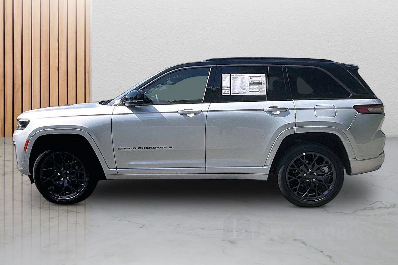 New 2026 Jeep Grand Cherokee Summit w/ Obsidian Package AWD/4WD image 5