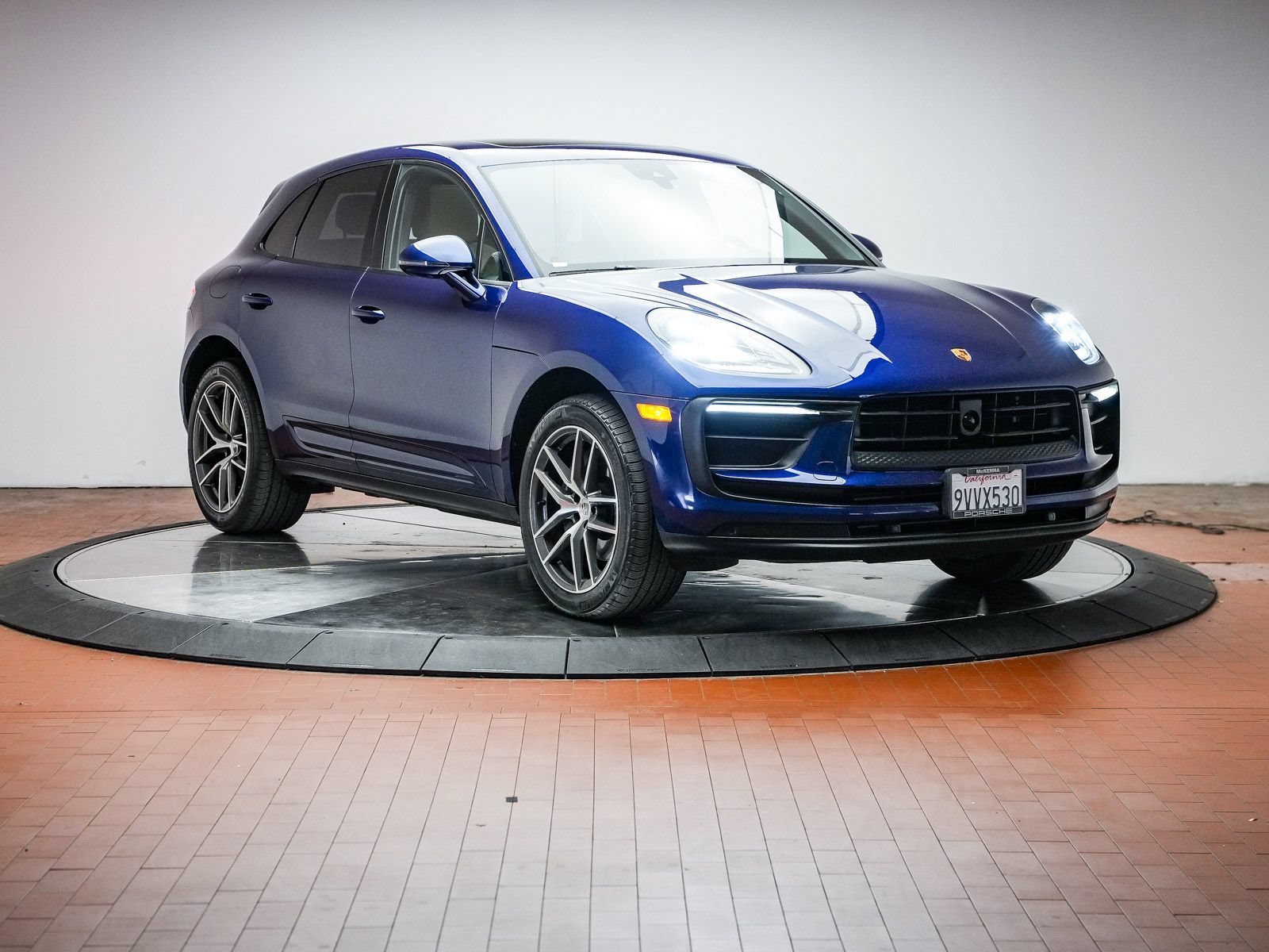 Certified 2026 Porsche Macan AWD/4WD image 9