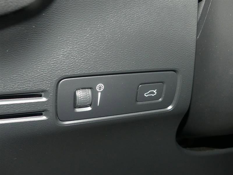 Used 2021 Volvo XC40 T5 Momentum w/ Climate Package image 30