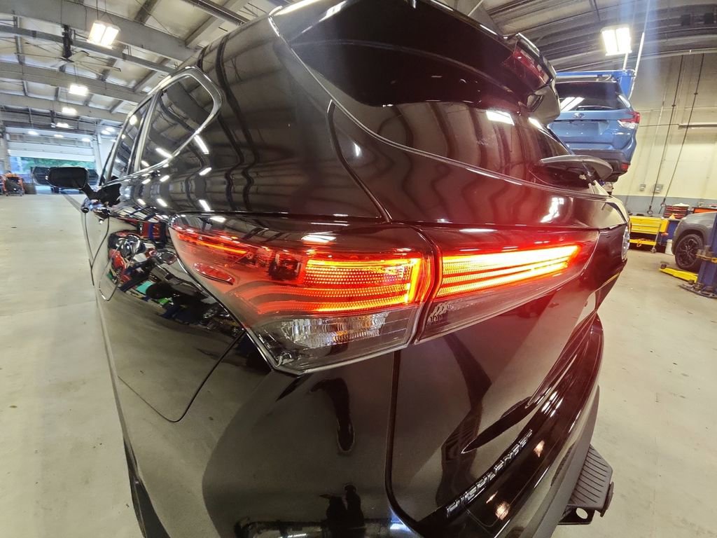 Used 2023 Toyota Highlander XLE AWD/4WD image 31