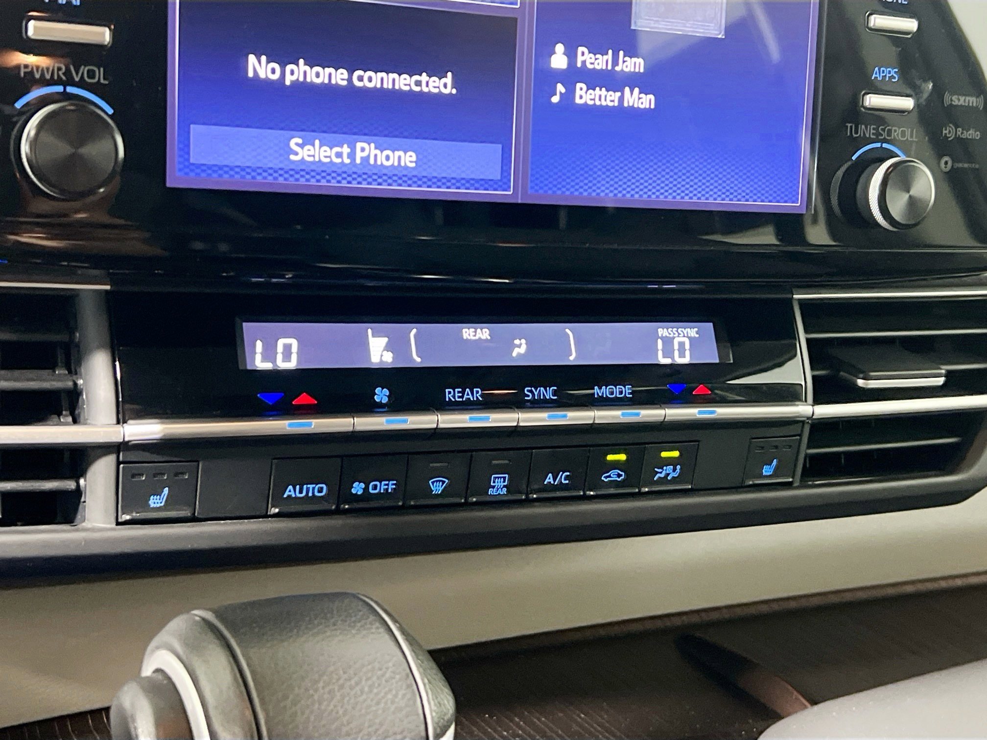Used 2024 Toyota Sienna XLE FWD image 27