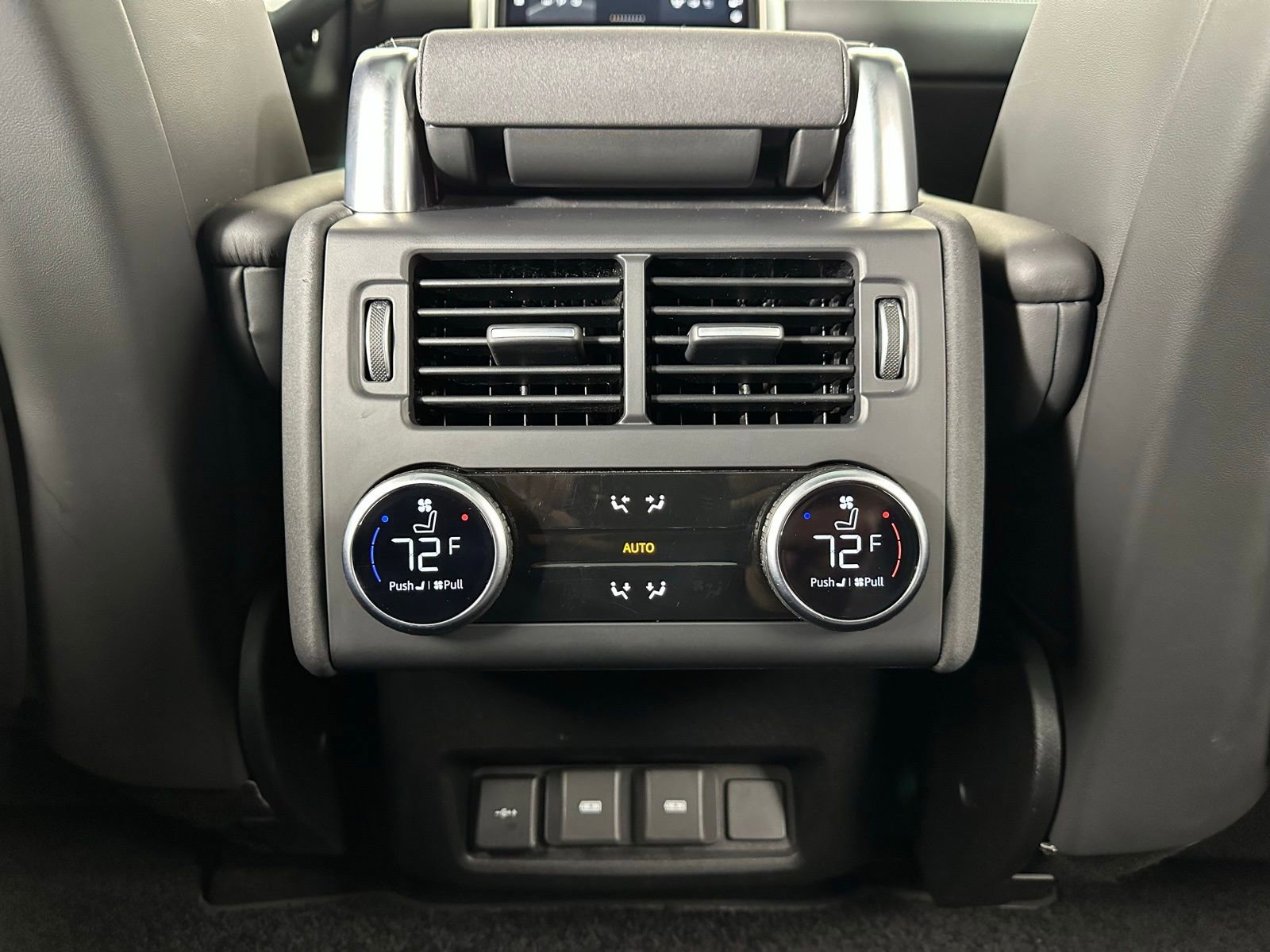 Used 2023 Land Rover Discovery Metropolitan Edition image 34