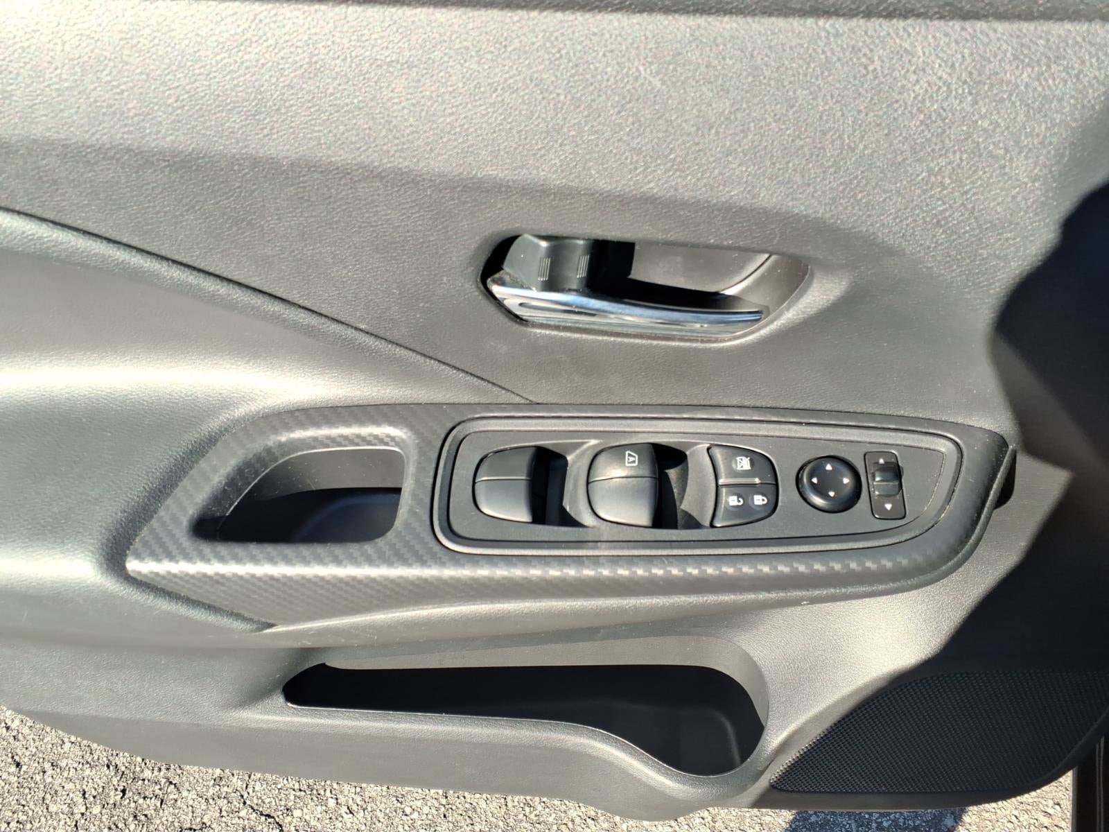 Used 2025 Nissan Versa SV FWD image 8