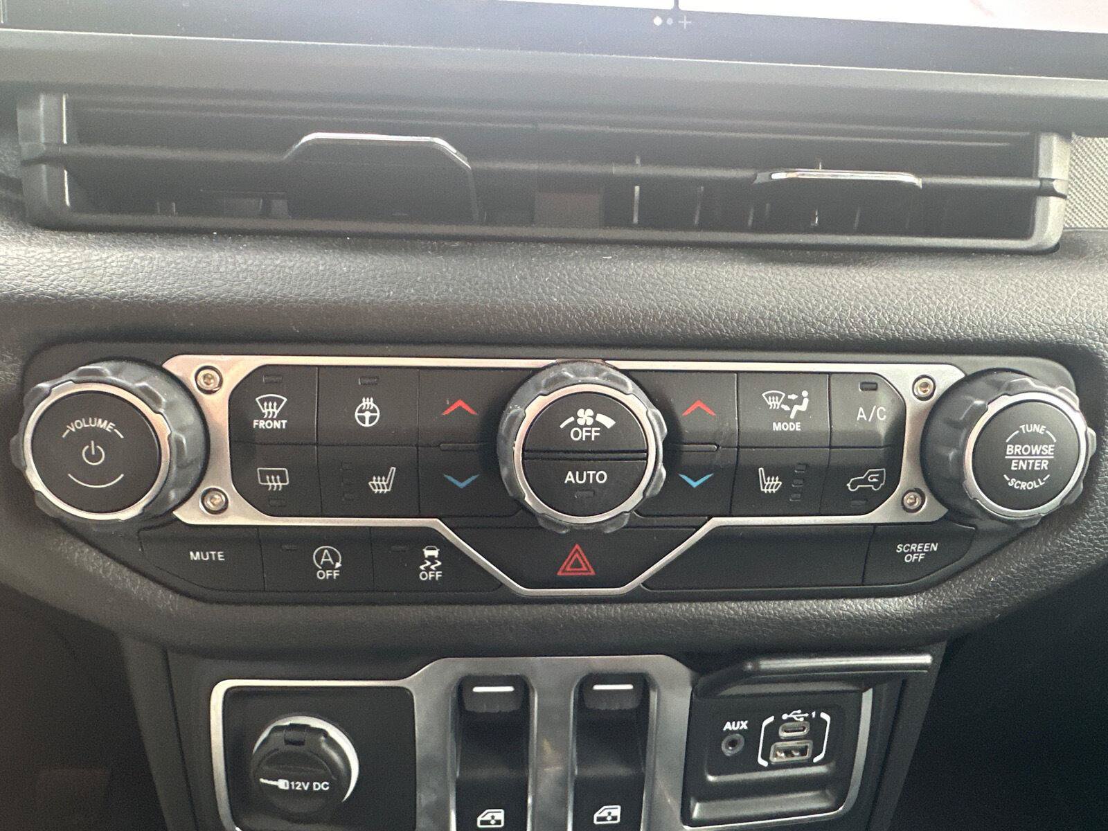 Used 2025 Jeep Wrangler Sport AWD/4WD image 18