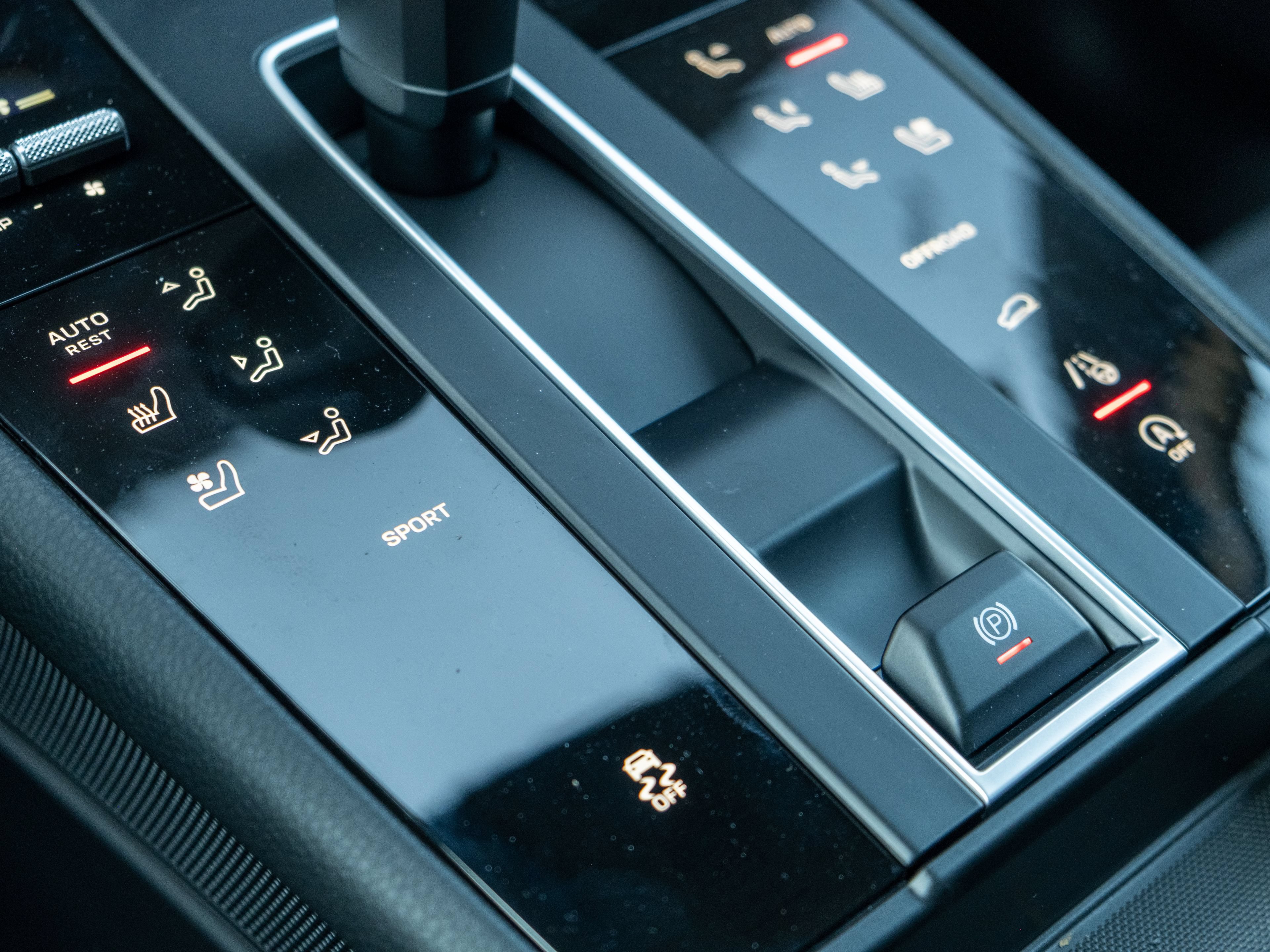 Certified 2026 Porsche Macan Turbo AWD/4WD image 33