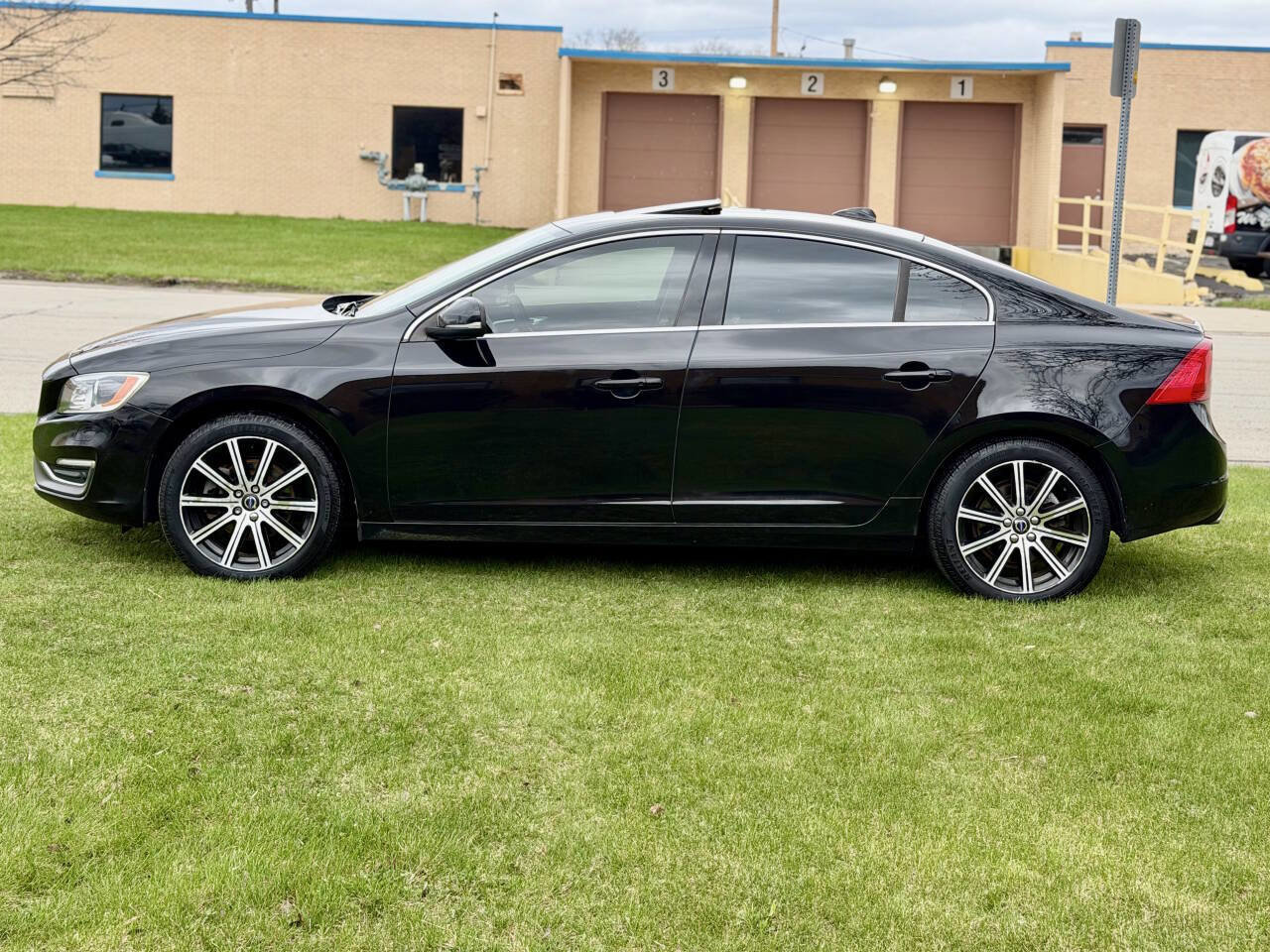 Used 2017 Volvo S60 T5 Inscription Platinum w/ Climate Package image 4