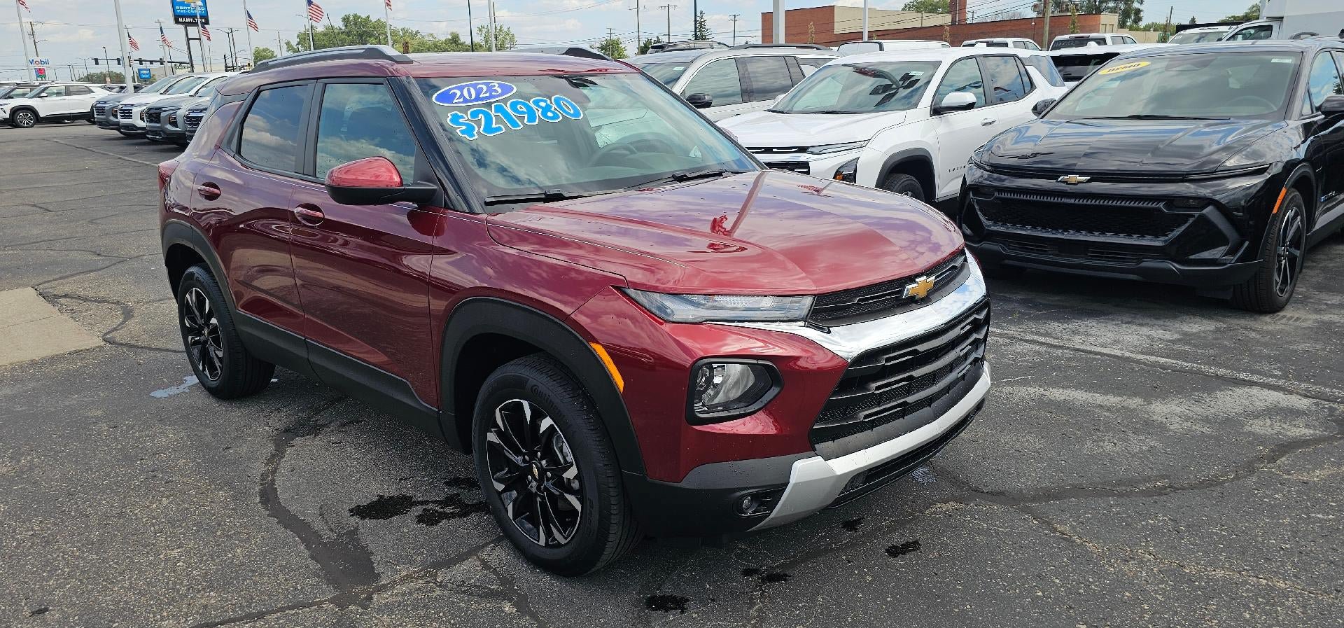 Used 2023 Chevrolet TrailBlazer LT w/ Convenience Package AWD/4WD image 2