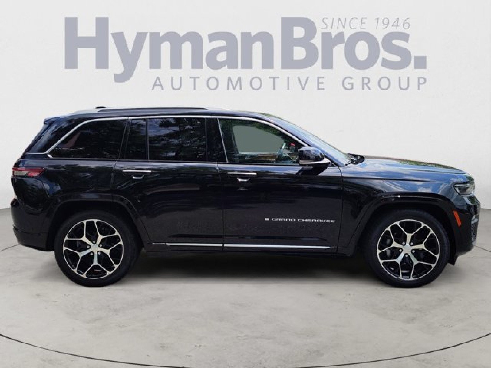 Used 2023 Jeep Grand Cherokee Summit AWD/4WD image 2