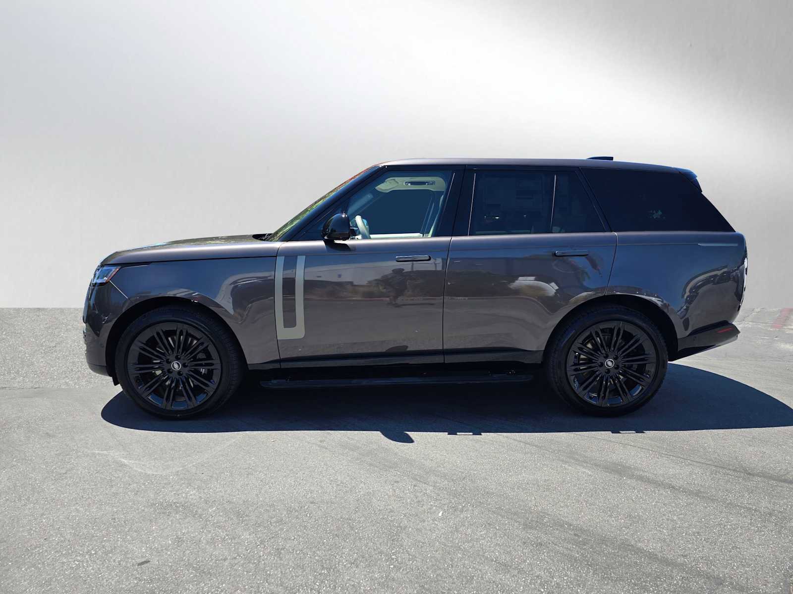New 2025 Land Rover Range Rover SE image 2